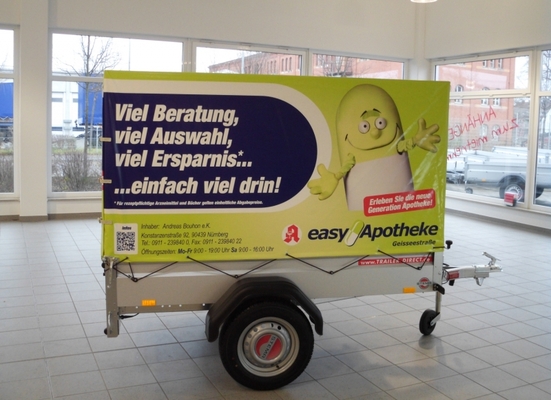Ein Werbeanhänger für die Easy Apotheke Nürnberg