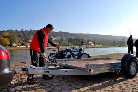 Der Motorradanhänger WOM im Test